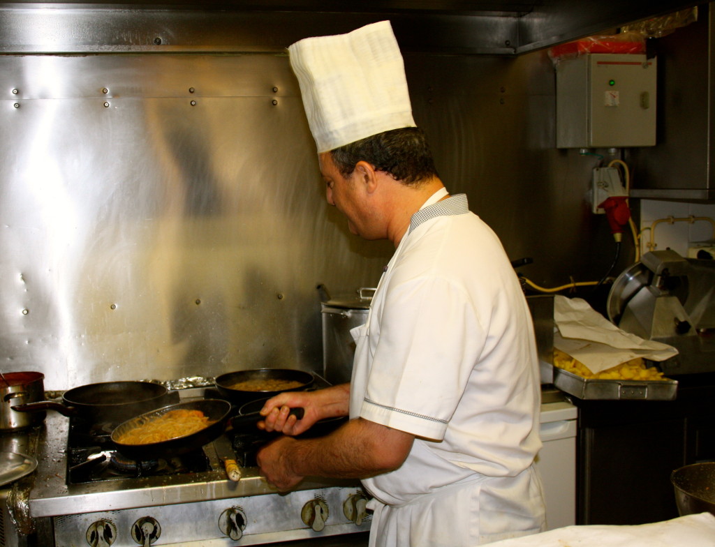 Luis Rosa in the kitchen at Casinha do Petisco.