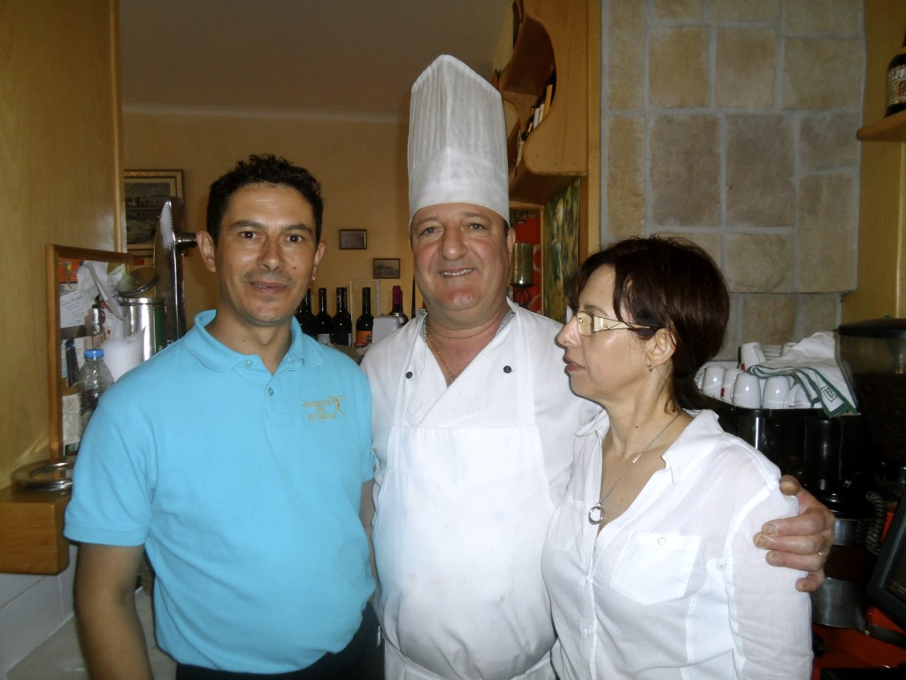 The staff at Casinha do Petisco.
