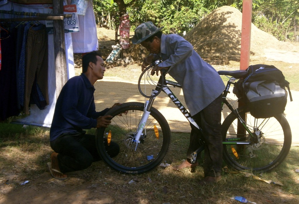 Local cambodians, taking a look at my bicycle.