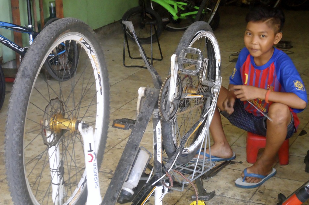 Getting my bike fixed for 2$, in Lombok, Indonesia.