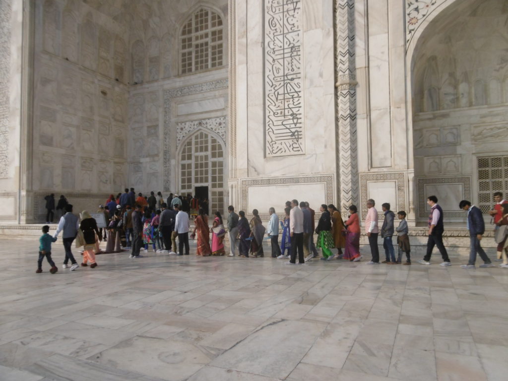 Long lines at Taj Mahal.